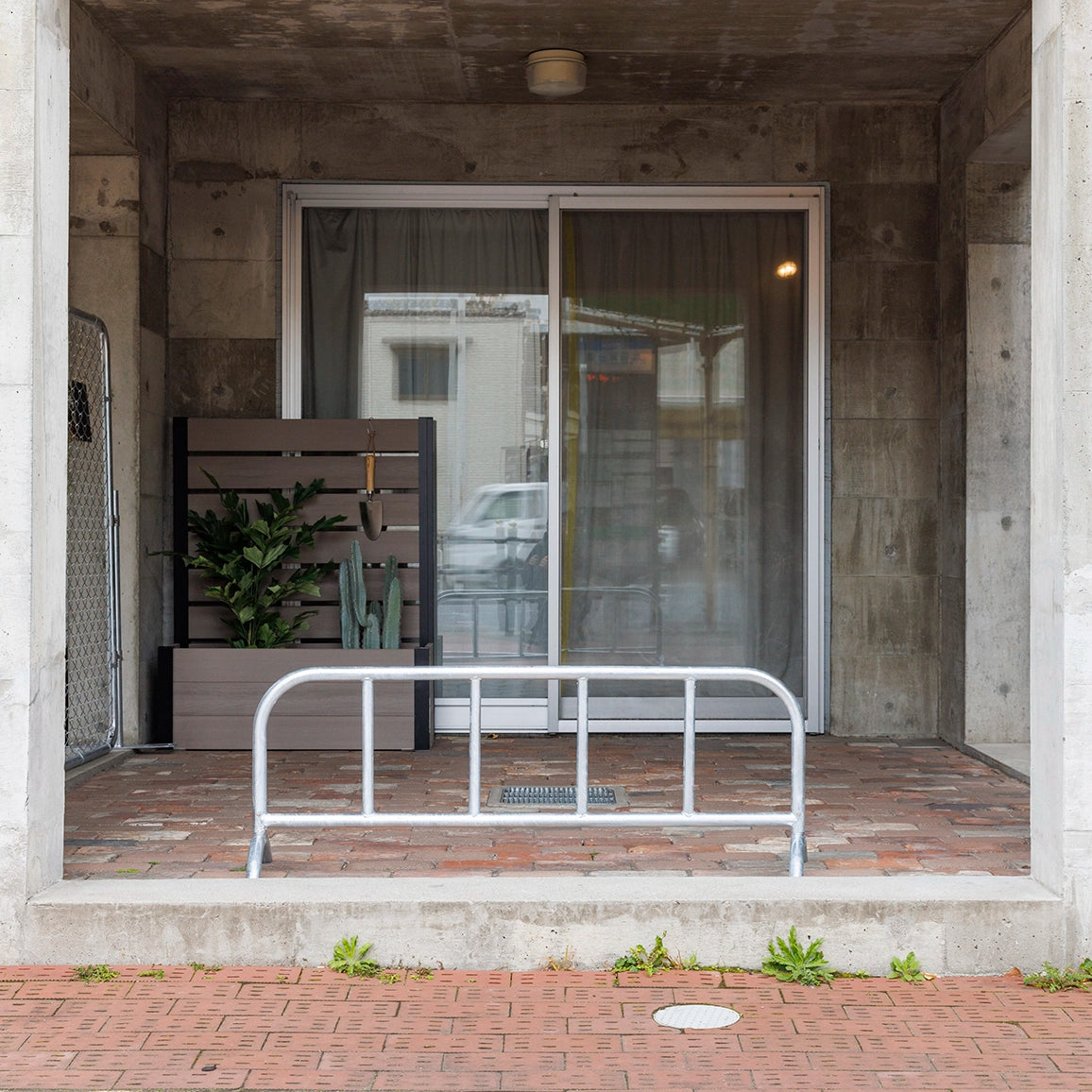 ガードフェンス　ガレージ　バリケード　フェンス